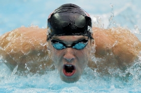 Michael Phelps v olympijském bazénu.